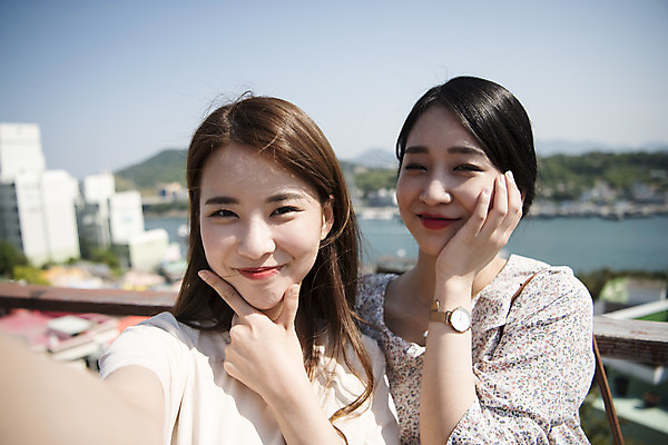 포토 JPG 주간 우먼라이프 여자 바다 여행 서기 미소 상반신 20대 성인 야외 두명 앞모습 관광지 친구 사진촬영 봄 우정 카페 한국인 셀프카메라 즐거움 브이 여수 국내여행 봄여행 야외테라스 성인여자만 국내포토 자연요소 라이프스타일 계절 감정 뷰포인트 관계 모션 표정 사람 동양인 손짓 청년 상점 촬영 발코니 전라남도 여자만 성인만 파일형식