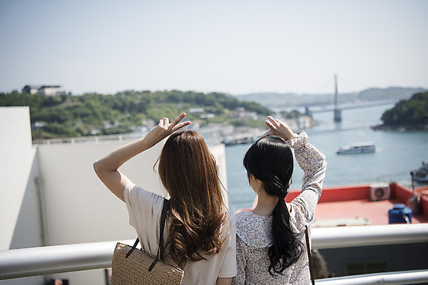 포토 JPG 주간 우먼라이프 여자 바다 여행 서기 상반신 20대 성인 야외 두명 뒷모습 관광지 친구 봄 우정 카페 한국인 즐거움 브이 여수 국내여행 봄여행 야외테라스 성인여자만 국내포토 자연요소 라이프스타일 계절 감정 뷰포인트 관계 모션 사람 동양인 손짓 청년 상점 발코니 전라남도 여자만 성인만 파일형식