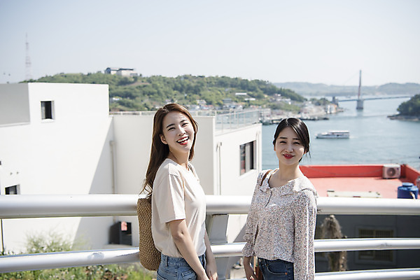 포토 JPG 주간 우먼라이프 여자 바다 여행 서기 미소 상반신 20대 성인 야외 두명 옆모습 관광지 친구 봄 우정 카페 한국인 즐거움 여수 국내여행 봄여행 야외테라스 성인여자만 국내포토 자연요소 라이프스타일 계절 감정 뷰포인트 관계 모션 표정 사람 동양인 청년 상점 발코니 전라남도 여자만 성인만 파일형식