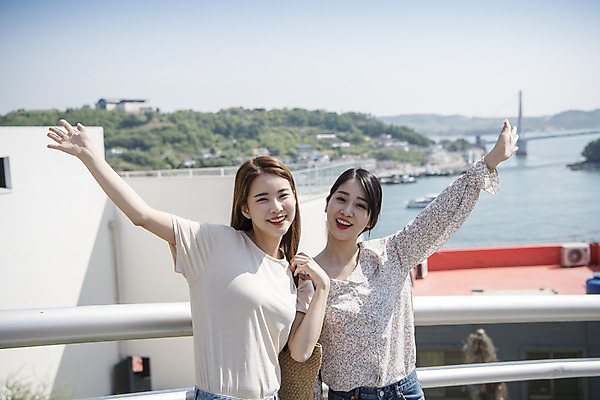 포토 JPG 주간 우먼라이프 여자 바다 여행 서기 상반신 20대 성인 야외 두명 앞모습 관광지 친구 봄 우정 카페 한국인 즐거움 여수 손뻗기 국내여행 봄여행 야외테라스 성인여자만 국내포토 자연요소 라이프스타일 계절 감정 뷰포인트 관계 모션 사람 동양인 청년 상점 발코니 전라남도 여자만 성인만 파일형식