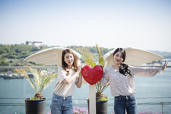 포토 JPG 주간 우먼라이프 여자 바다 여행 서기 상반신 20대 성인 야외 두명 앞모습 관광지 친구 조형물 봄 우정 카페 한국인 하트 즐거움 천사날개 여수 국내여행 봄여행 야외테라스 성인여자만 국내포토 자연요소 모양 라이프스타일 계절 감정 뷰포인트 날개 관계 모션 천사 미술 사람 동양인 청년 상점 발코니 전라남도 여자만 성인만 파일형식