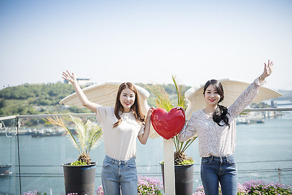 포토 JPG 주간 우먼라이프 여자 바다 여행 서기 상반신 20대 성인 야외 두명 앞모습 관광지 친구 조형물 봄 우정 카페 한국인 하트 즐거움 천사날개 여수 손뻗기 국내여행 봄여행 야외테라스 성인여자만 국내포토 자연요소 모양 라이프스타일 계절 감정 뷰포인트 날개 관계 모션 천사 미술 사람 동양인 청년 상점 발코니 전라남도 여자만 성인만 파일형식