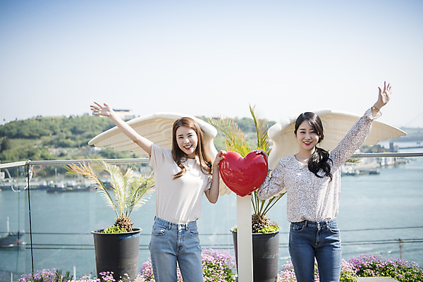 포토 JPG 주간 우먼라이프 여자 바다 여행 서기 상반신 20대 성인 야외 두명 앞모습 관광지 친구 조형물 봄 우정 카페 한국인 하트 즐거움 천사날개 여수 손뻗기 국내여행 봄여행 야외테라스 성인여자만 국내포토 자연요소 모양 라이프스타일 계절 감정 뷰포인트 날개 관계 모션 천사 미술 사람 동양인 청년 상점 발코니 전라남도 여자만 성인만 파일형식