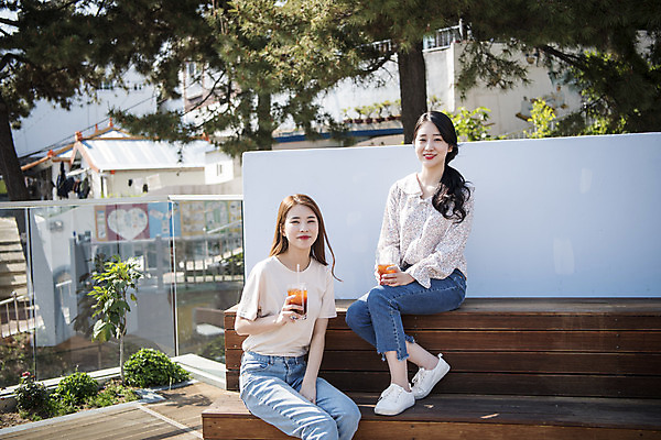 포토 JPG 주간 전신 우먼라이프 여자 커피 여행 앉기 상반신 20대 성인 야외 두명 앞모습 관광지 친구 봄 우정 카페 한국인 즐거움 여수 국내여행 봄여행 야외테라스 성인여자만 국내포토 자연요소 라이프스타일 계절 감정 음료 뷰포인트 관계 모션 사람 동양인 청년 상점 발코니 전라남도 여자만 성인만 파일형식