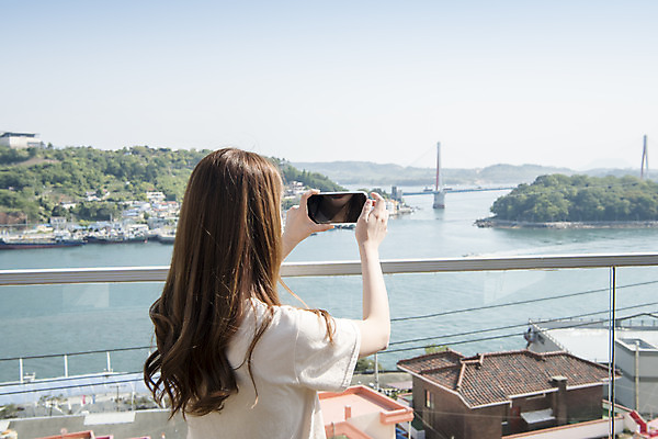 포토 JPG 주간 우먼라이프 여자 바다 여행 한명 서기 들기 상반신 20대 성인 야외 뒷모습 관광지 스마트폰 사진촬영 봄 카페 한국인 즐거움 여수 국내여행 봄여행 야외테라스 성인여자한명만 국내포토 자연요소 1 라이프스타일 계절 감정 뷰포인트 모션 사람 동양인 청년 핸드폰 스마트기기 상점 촬영 발코니 전라남도 여자한명만 성인여자만 파일형식