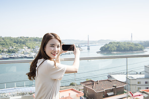 포토 JPG 주간 우먼라이프 여자 바다 여행 한명 서기 미소 들기 상반신 20대 성인 야외 옆모습 관광지 스마트폰 사진촬영 봄 카페 한국인 즐거움 여수 국내여행 봄여행 야외테라스 성인여자한명만 국내포토 자연요소 1 라이프스타일 계절 감정 뷰포인트 모션 표정 사람 동양인 청년 핸드폰 스마트기기 상점 촬영 발코니 전라남도 여자한명만 성인여자만 파일형식
