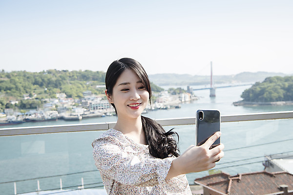 포토 JPG 주간 우먼라이프 여자 바다 여행 한명 서기 미소 들기 상반신 20대 성인 야외 앞모습 관광지 스마트폰 봄 카페 한국인 셀프카메라 즐거움 여수 국내여행 봄여행 야외테라스 성인여자한명만 국내포토 자연요소 1 라이프스타일 계절 감정 뷰포인트 모션 표정 사람 동양인 청년 핸드폰 스마트기기 상점 사진촬영 발코니 전라남도 여자한명만 성인여자만 파일형식