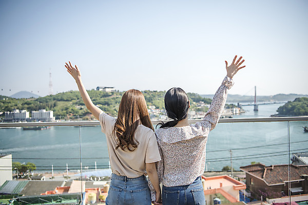 포토 JPG 주간 우먼라이프 여자 바다 여행 서기 미소 상반신 20대 성인 야외 두명 뒷모습 관광지 친구 손들기 봄 우정 카페 한국인 즐거움 여수 손뻗기 국내여행 봄여행 야외테라스 성인여자만 국내포토 자연요소 라이프스타일 계절 감정 뷰포인트 관계 모션 표정 사람 동양인 청년 상점 발코니 전라남도 여자만 성인만 파일형식