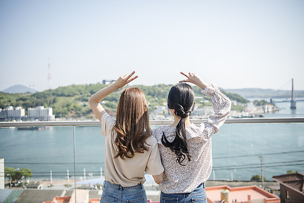 포토 JPG 주간 우먼라이프 여자 바다 여행 서기 미소 상반신 20대 성인 야외 두명 뒷모습 관광지 친구 봄 우정 카페 한국인 즐거움 브이 여수 국내여행 봄여행 야외테라스 성인여자만 국내포토 자연요소 라이프스타일 계절 감정 뷰포인트 관계 모션 표정 사람 동양인 손짓 청년 상점 발코니 전라남도 여자만 성인만 파일형식