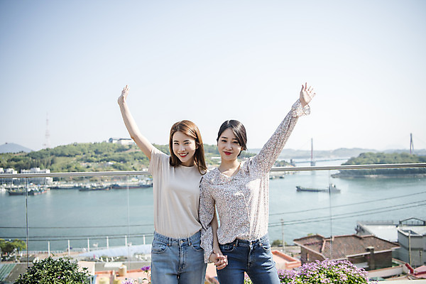 포토 JPG 주간 우먼라이프 여자 바다 여행 서기 미소 상반신 20대 성인 야외 두명 앞모습 관광지 친구 손들기 손잡기 봄 우정 카페 한국인 즐거움 여수 손뻗기 국내여행 봄여행 야외테라스 성인여자만 국내포토 자연요소 라이프스타일 계절 감정 뷰포인트 관계 모션 표정 사람 동양인 청년 상점 발코니 전라남도 여자만 성인만 파일형식