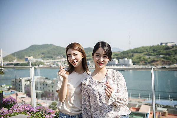 포토 JPG 주간 우먼라이프 여자 바다 여행 서기 미소 상반신 20대 성인 야외 두명 앞모습 관광지 친구 봄 우정 카페 한국인 즐거움 여수 손하트 국내여행 봄여행 야외테라스 성인여자만 국내포토 자연요소 라이프스타일 계절 감정 뷰포인트 관계 모션 표정 사람 동양인 손짓 청년 상점 발코니 전라남도 여자만 성인만 파일형식