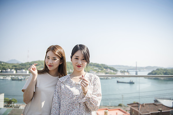 포토 JPG 주간 우먼라이프 여자 바다 여행 서기 미소 상반신 20대 성인 야외 두명 앞모습 관광지 친구 봄 우정 카페 한국인 즐거움 여수 손하트 국내여행 봄여행 야외테라스 성인여자만 국내포토 자연요소 라이프스타일 계절 감정 뷰포인트 관계 모션 표정 사람 동양인 손짓 청년 상점 발코니 전라남도 여자만 성인만 파일형식