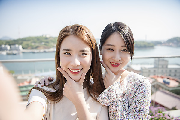 포토 JPG 주간 우먼라이프 여자 바다 여행 서기 미소 상반신 20대 성인 야외 두명 앞모습 관광지 친구 봄 우정 카페 한국인 셀프카메라 즐거움 브이 여수 국내여행 봄여행 야외테라스 성인여자만 국내포토 자연요소 라이프스타일 계절 감정 뷰포인트 관계 모션 표정 사람 동양인 손짓 청년 상점 사진촬영 발코니 전라남도 여자만 성인만 파일형식