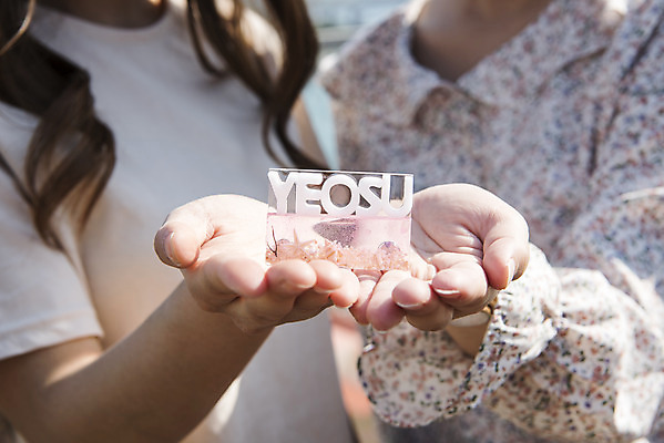 포토 JPG 주간 우먼라이프 여자 여행 서기 들기 상반신 20대 성인 야외 두명 앞모습 관광지 친구 봄 우정 카페 한국인 즐거움 기념품 여수 국내여행 봄여행 야외테라스 성인여자만 국내포토 자연요소 라이프스타일 계절 감정 뷰포인트 관계 모션 사람 동양인 청년 상점 발코니 전라남도 오브젝트 여자만 성인만 파일형식