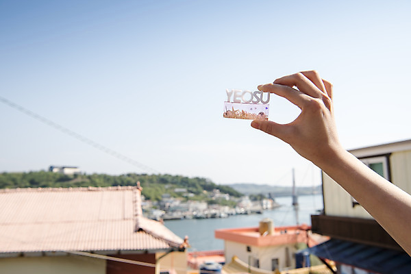 포토 JPG 주간 우먼라이프 손 여자 여행 한명 들기 20대 성인 야외 신체부위 관광지 봄 카페 한국인 즐거움 기념품 여수 국내여행 봄여행 야외테라스 성인여자한명만 국내포토 자연요소 1 라이프스타일 계절 감정 모션 사람 동양인 청년 상점 발코니 전라남도 오브젝트 여자한명만 성인여자만 파일형식