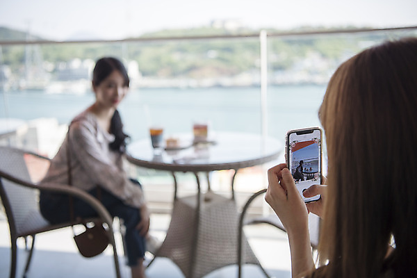 포토 JPG 주간 우먼라이프 여자 바다 여행 미소 앉기 상반신 20대 성인 야외 두명 옆모습 뒷모습 아웃포커스 관광지 친구 스마트폰 사진촬영 봄 우정 카페 한국인 즐거움 여수 국내여행 봄여행 야외테라스 성인여자만 국내포토 자연요소 라이프스타일 계절 감정 뷰포인트 관계 모션 촬영기법 표정 사람 동양인 청년 핸드폰 스마트기기 상점 촬영 발코니 전라남도 여자만 성인만 파일형식