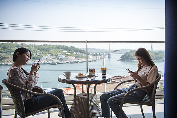 포토 JPG 주간 우먼라이프 여자 바다 여행 휴식 앉기 상반신 20대 성인 야외 두명 옆모습 관광지 친구 스마트폰 봄 우정 카페 한국인 즐거움 여수 국내여행 봄여행 야외테라스 성인여자만 국내포토 자연요소 라이프스타일 계절 감정 뷰포인트 컨셉 관계 모션 사람 동양인 청년 핸드폰 스마트기기 상점 발코니 전라남도 여자만 성인만 파일형식