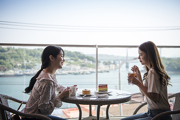 포토 JPG 주간 우먼라이프 여자 여유 커피 바다 여행 휴식 대화 앉기 상반신 20대 성인 야외 두명 옆모습 관광지 친구 마주보기 케이크 봄 우정 카페 한국인 즐거움 여수 국내여행 봄여행 야외테라스 성인여자만 국내포토 자연요소 라이프스타일 계절 감정 음료 뷰포인트 컨셉 관계 모션 디저트 말하기 사람 동양인 청년 상점 발코니 전라남도 여자만 성인만 파일형식