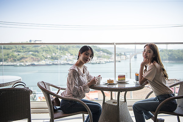 포토 JPG 주간 우먼라이프 여자 여유 커피 바다 여행 휴식 미소 앉기 상반신 20대 성인 야외 두명 옆모습 관광지 친구 케이크 봄 우정 카페 한국인 즐거움 여수 국내여행 봄여행 야외테라스 성인여자만 국내포토 자연요소 라이프스타일 계절 감정 음료 뷰포인트 컨셉 관계 모션 디저트 표정 사람 동양인 청년 상점 발코니 전라남도 여자만 성인만 파일형식