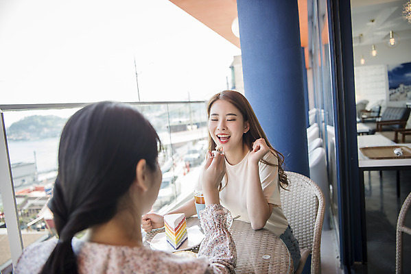 포토 JPG 주간 우먼라이프 여자 여유 여행 휴식 앉기 상반신 20대 성인 야외 두명 앞모습 뒷모습 관광지 친구 케이크 봄 우정 카페 한국인 먹여주기 즐거움 여수 국내여행 봄여행 야외테라스 성인여자만 국내포토 자연요소 라이프스타일 계절 감정 뷰포인트 컨셉 관계 모션 디저트 사람 동양인 청년 상점 발코니 전라남도 먹기 여자만 성인만 파일형식