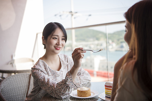 포토 JPG 주간 우먼라이프 여자 여유 여행 휴식 미소 앉기 상반신 20대 성인 야외 두명 앞모습 옆모습 관광지 친구 케이크 봄 우정 카페 한국인 먹여주기 즐거움 여수 국내여행 봄여행 야외테라스 성인여자만 국내포토 자연요소 라이프스타일 계절 감정 뷰포인트 컨셉 관계 모션 디저트 표정 사람 동양인 청년 상점 발코니 전라남도 먹기 여자만 성인만 파일형식