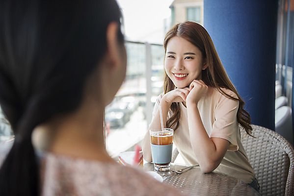 포토 JPG 주간 우먼라이프 여자 여유 커피 여행 휴식 대화 미소 앉기 상반신 20대 성인 야외 두명 앞모습 뒷모습 관광지 친구 마주보기 봄 우정 카페 한국인 즐거움 여수 국내여행 봄여행 야외테라스 성인여자만 국내포토 자연요소 라이프스타일 계절 감정 음료 뷰포인트 컨셉 관계 모션 표정 말하기 사람 동양인 청년 상점 발코니 전라남도 여자만 성인만 파일형식
