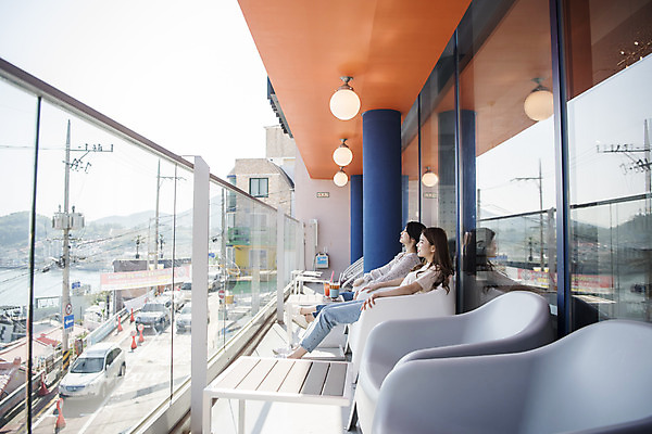 포토 JPG 주간 전신 우먼라이프 응시 여자 여유 여행 휴식 앉기 20대 성인 야외 두명 옆모습 관광지 친구 봄 우정 카페 한국인 즐거움 여수 국내여행 봄여행 야외테라스 성인여자만 국내포토 자연요소 라이프스타일 시선 계절 감정 뷰포인트 컨셉 관계 모션 사람 동양인 청년 상점 발코니 전라남도 여자만 성인만 파일형식