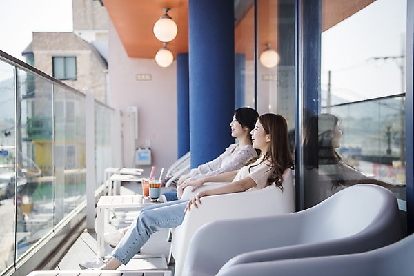 포토 JPG 주간 전신 우먼라이프 응시 여자 여유 여행 휴식 앉기 20대 성인 야외 두명 옆모습 관광지 친구 봄 우정 카페 한국인 즐거움 여수 국내여행 봄여행 야외테라스 성인여자만 국내포토 자연요소 라이프스타일 시선 계절 감정 뷰포인트 컨셉 관계 모션 사람 동양인 청년 상점 발코니 전라남도 여자만 성인만 파일형식