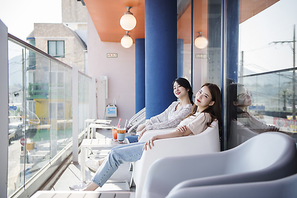 포토 JPG 주간 전신 우먼라이프 응시 여자 여유 여행 휴식 미소 앉기 20대 성인 야외 두명 옆모습 관광지 친구 봄 우정 카페 한국인 즐거움 여수 국내여행 봄여행 야외테라스 성인여자만 국내포토 자연요소 라이프스타일 시선 계절 감정 뷰포인트 컨셉 관계 모션 표정 사람 동양인 청년 상점 발코니 전라남도 여자만 성인만 파일형식