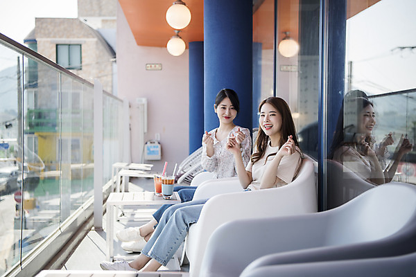 포토 JPG 주간 전신 우먼라이프 여자 여유 여행 휴식 미소 앉기 20대 성인 야외 두명 옆모습 관광지 친구 봄 우정 카페 한국인 즐거움 여수 손하트 국내여행 봄여행 야외테라스 성인여자만 국내포토 자연요소 라이프스타일 계절 감정 뷰포인트 컨셉 관계 모션 표정 사람 동양인 손짓 청년 상점 발코니 전라남도 여자만 성인만 파일형식