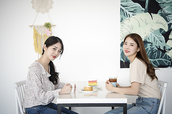 포토 JPG 우먼라이프 여자 여유 커피 여행 휴식 실내 미소 앉기 상반신 20대 성인 두명 옆모습 관광지 친구 케이크 봄 우정 카페 한국인 즐거움 여수 국내여행 봄여행 성인여자만 국내포토 라이프스타일 계절 감정 음료 뷰포인트 컨셉 관계 모션 디저트 표정 사람 동양인 청년 내부 상점 전라남도 여자만 성인만 파일형식