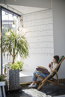 포토 JPG 전신 우먼라이프 여자 화분 여유 여행 휴식 실내 한명 앉기 20대 성인 옆모습 관광지 봄 카페 한국인 창가 즐거움 여수 국내여행 봄여행 성인여자한명만 국내포토 1 라이프스타일 계절 감정 뷰포인트 컨셉 창문 모션 사람 동양인 청년 내부 상점 전라남도 여자한명만 성인여자만 파일형식