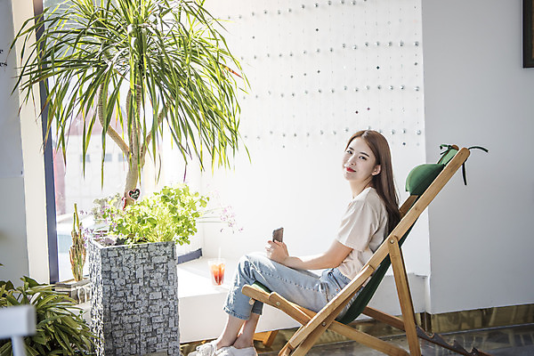 포토 JPG 전신 우먼라이프 여자 화분 여유 여행 휴식 실내 한명 미소 앉기 20대 성인 옆모습 관광지 봄 카페 한국인 창가 즐거움 여수 국내여행 봄여행 성인여자한명만 국내포토 1 라이프스타일 계절 감정 뷰포인트 컨셉 창문 모션 표정 사람 동양인 청년 내부 상점 전라남도 여자한명만 성인여자만 파일형식