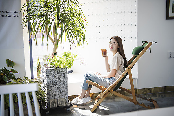 포토 JPG 전신 우먼라이프 여자 화분 여유 여행 휴식 실내 한명 미소 앉기 20대 성인 옆모습 관광지 봄 카페 한국인 창가 즐거움 여수 국내여행 봄여행 성인여자한명만 국내포토 1 라이프스타일 계절 감정 뷰포인트 컨셉 창문 모션 표정 사람 동양인 청년 내부 상점 전라남도 여자한명만 성인여자만 파일형식