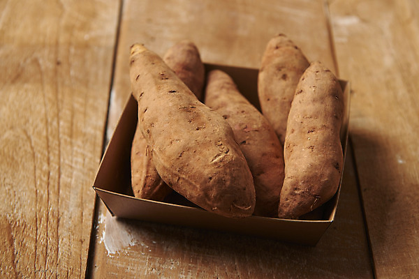 포토 JPG 스튜디오촬영 채소 식재료 실내 누끼 사람없음 여러개 신선 종이상자 유기농 고구마 나무배경 국내포토 웰빙 다수 백그라운드 뿌리채소 내부 상자 파일형식