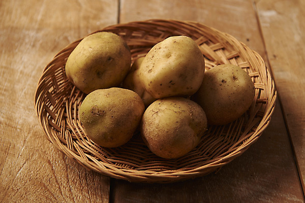 포토 JPG 스튜디오촬영 채소 식재료 감자 실내 누끼 사람없음 바구니 여러개 신선 유기농 나무배경 국내포토 웰빙 다수 백그라운드 내부 파일형식