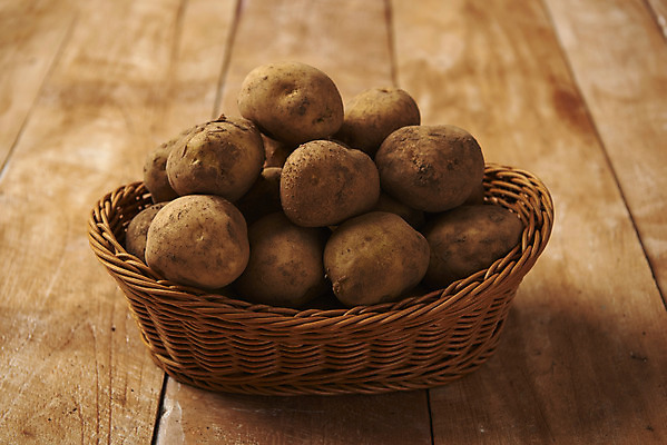 포토 JPG 스튜디오촬영 채소 식재료 감자 실내 누끼 사람없음 쌓기 바구니 여러개 신선 유기농 나무배경 국내포토 웰빙 다수 백그라운드 모션 내부 파일형식