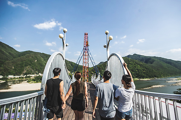 포토 JPG 주간 구름 커플 여자 남자 데이트 하늘 레저 사람 여러명 상반신 20대 성인 야외 뒷모습 캐주얼 여름 30대 레포츠 친구 청춘 손들기 걷기 손잡기 맑음 한국인 도전 번지점프 즐거움 설레임 인제군 가교 성인만 액티비티 국내포토 자연요소 건축물 옷 계절 감정 뷰포인트 다수 컨셉 관계 모션 날씨 동양인 청년 장년 익스트림스포츠 강원도 파일형식