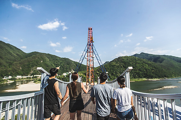 포토 JPG 주간 구름 커플 여자 남자 데이트 하늘 레저 사람 여러명 상반신 20대 성인 야외 뒷모습 캐주얼 여름 30대 레포츠 친구 청춘 컬러풀 손들기 걷기 손잡기 맑음 한국인 도전 가리킴 번지점프 즐거움 설레임 인제군 가교 성인만 액티비티 국내포토 자연요소 건축물 옷 계절 감정 뷰포인트 컬러 다수 컨셉 관계 모션 날씨 동양인 손짓 청년 장년 익스트림스포츠 강원도 파일형식