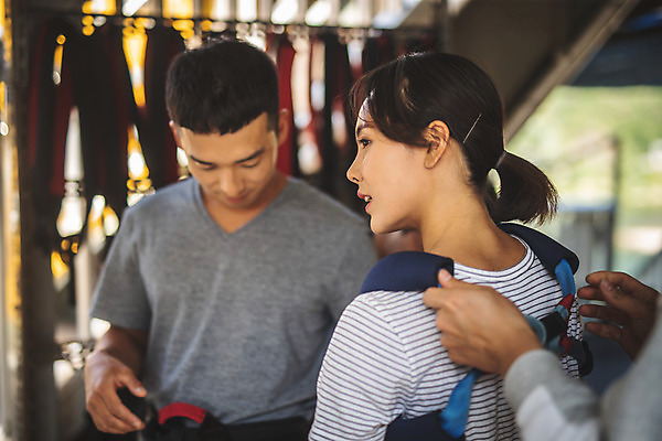 포토 JPG 주간 커플 응시 여자 남자 레저 사람 상반신 20대 성인 야외 두명 앞모습 뒷모습 아웃포커스 캐주얼 여름 레포츠 친구 청춘 장비 한국인 도전 대기 기다림 안전장비 번지점프 준비 점검 인제군 착용 성인만 액티비티 국내포토 자연요소 시선 옷 계절 뷰포인트 컨셉 관계 모션 촬영기법 안전 동양인 청년 익스트림스포츠 강원도 파일형식