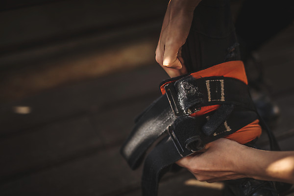 포토 JPG 주간 손 남자 레저 한명 사람 20대 성인 야외 아웃포커스 신체부위 여름 레포츠 컬러풀 장비 만지기 한국인 양손 잡기 안전장비 번지점프 점검 인제군 성인남자한명만 액티비티 국내포토 자연요소 1 계절 컬러 모션 촬영기법 안전 동양인 청년 익스트림스포츠 강원도 남자한명만 성인남자만 파일형식