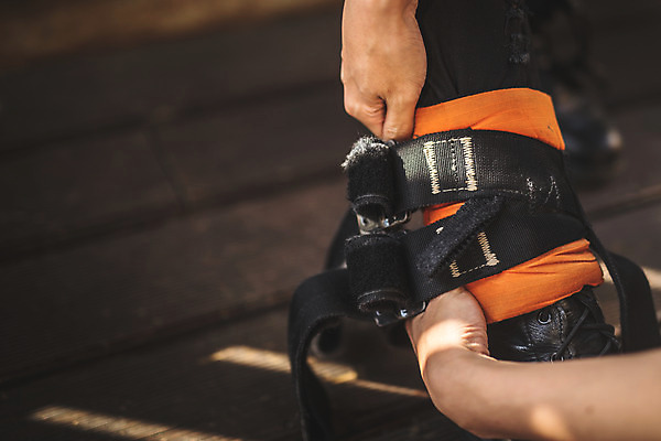 포토 JPG 주간 손 남자 레저 한명 사람 20대 성인 야외 아웃포커스 신체부위 여름 레포츠 컬러풀 장비 만지기 한국인 양손 잡기 안전장비 번지점프 점검 인제군 성인남자한명만 액티비티 국내포토 자연요소 1 계절 컬러 모션 촬영기법 안전 동양인 청년 익스트림스포츠 강원도 남자한명만 성인남자만 파일형식