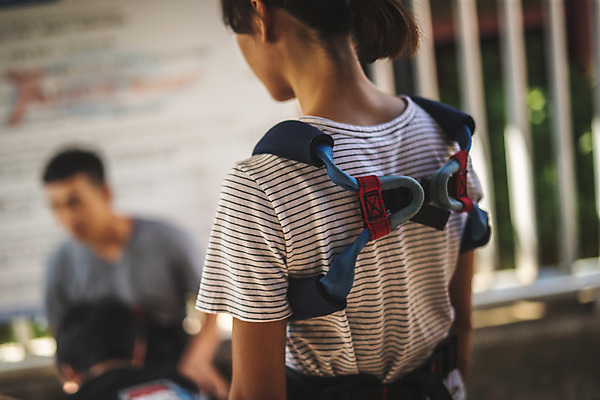 포토 JPG 주간 여자 남자 레저 서기 사람 앉기 상반신 20대 성인 옆모습 뒷모습 아웃포커스 여름 레포츠 청춘 장비 한국인 대기 기다림 안전장비 번지점프 점검 인제군 착용 성인만 액티비티 국내포토 자연요소 계절 뷰포인트 컨셉 모션 촬영기법 안전 동양인 청년 익스트림스포츠 강원도 파일형식