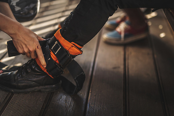 포토 JPG 주간 여자 레저 한손 사람 앉기 성인 야외 두명 옆모습 아웃포커스 신체부위 캐주얼 여름 30대 레포츠 청춘 컬러풀 장비 만지기 한국인 도전 다리 잡기 자신감 안전장비 번지점프 준비 발목 점검 인제군 착용 성인만 액티비티 국내포토 자연요소 손 옷 계절 감정 뷰포인트 컬러 컨셉 모션 발 촬영기법 안전 동양인 장년 익스트림스포츠 강원도 파일형식