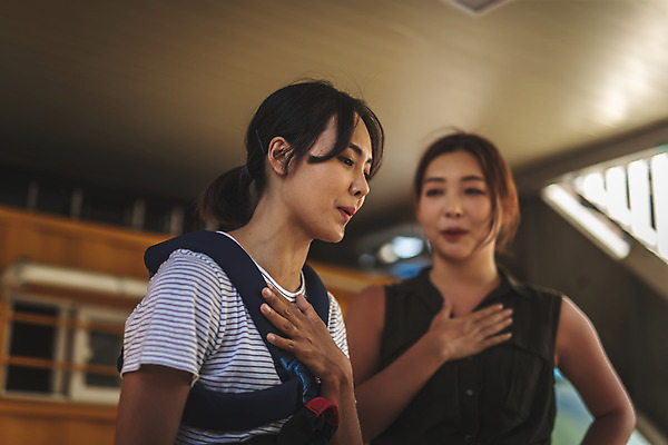 포토 JPG 주간 응시 레저 서기 사람 상반신 20대 성인 야외 두명 앞모습 옆모습 아웃포커스 캐주얼 여름 30대 레포츠 친구 청춘 한국인 도전 대기 기다림 안전장비 번지점프 긴장 떨림 심호흡 인제군 성인여자만 액티비티 국내포토 자연요소 시선 옷 계절 감정 뷰포인트 컨셉 관계 모션 촬영기법 안전 동양인 청년 장년 장비 호흡 익스트림스포츠 강원도 여자만 성인만 파일형식