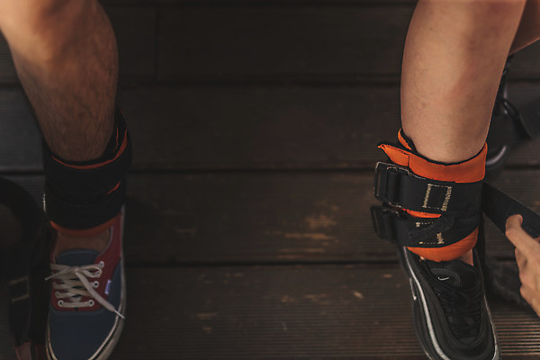 포토 JPG 손 남자 신발 발 레저 서기 사람 20대 성인 두명 앞모습 신체부위 여름 레포츠 만지기 한국인 다리 안전장비 번지점프 준비 발목 점검 인제군 착용 성인만 액티비티 국내포토 계절 뷰포인트 모션 안전 동양인 청년 장비 익스트림스포츠 강원도 파일형식