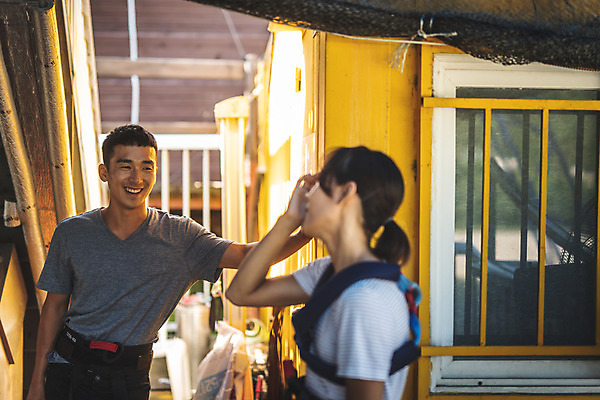 포토 JPG 주간 커플 여자 남자 레저 서기 미소 사람 상반신 20대 성인 야외 두명 앞모습 옆모습 아웃포커스 캐주얼 여름 30대 레포츠 친구 청춘 마주보기 한국인 도전 대기 기다림 번지점프 즐거움 준비 번지점프대 인제군 성인만 액티비티 국내포토 자연요소 옷 계절 감정 뷰포인트 컨셉 관계 모션 촬영기법 표정 동양인 청년 장년 익스트림스포츠 강원도 파일형식