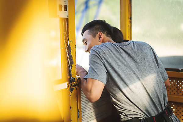 포토 JPG 주간 커플 응시 여자 남자 레저 서기 미소 사람 상반신 20대 성인 야외 두명 옆모습 아웃포커스 캐주얼 여름 레포츠 친구 청춘 노란색 기댐 한국인 도전 대기 기다림 번지점프 즐거움 준비 창밖 번지점프대 인제군 성인만 내려보기 액티비티 국내포토 자연요소 시선 옷 계절 감정 뷰포인트 컬러 컨셉 창문 관계 모션 촬영기법 표정 동양인 청년 익스트림스포츠 강원도 파일형식