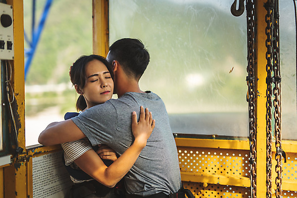 포토 JPG 주간 커플 여자 남자 데이트 응원 안기 포옹 레저 서기 사람 상반신 20대 성인 야외 두명 옆모습 아웃포커스 캐주얼 여름 레포츠 친구 청춘 노란색 눈감음 파이팅 한국인 도전 대기 기다림 번지점프 준비 격려 긴장 번지점프대 인제군 성인만 액티비티 국내포토 자연요소 옷 계절 감정 뷰포인트 컬러 컨셉 관계 모션 촬영기법 동양인 청년 익스트림스포츠 강원도 파일형식