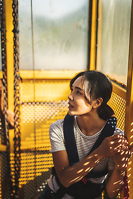 포토 JPG 주간 응시 여자 레저 한명 사람 앉기 상반신 20대 성인 야외 옆모습 아웃포커스 캐주얼 여름 레포츠 청춘 컬러풀 노란색 한국인 도전 대기 잡기 기다림 안전장비 무서움 번지점프 긴장 번지점프대 인제군 성인여자한명만 액티비티 국내포토 자연요소 1 시선 옷 계절 감정 뷰포인트 컬러 컨셉 모션 촬영기법 안전 동양인 청년 장비 익스트림스포츠 강원도 여자한명만 성인여자만 파일형식